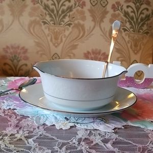 Gravy Boat w/attached plate Ranier 6909